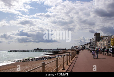 La passeggiata sul lungomare di Hastings East Sussex Regno Unito Foto Stock