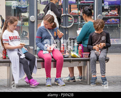 I bambini mangiano shop ha acquistato il fast food mentre lo shopping a Bristol, Inghilterra, Regno Unito Foto Stock