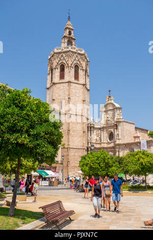 Campanile ottagonale e la Cattedrale Metropolitana di Valencia visto da Plaça de la Reina, Comunità Valenciana, Spagna Foto Stock