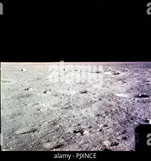 La luna - (file) -- Questa foto è stata scattata da Apollo 11 LM finestra durante la discesa verso la superficie lunare poco prima dello sbarco. Esso mostra la zona della Luna vicino al punto di touchdown nel mare della tranquillità. Si è verificato un atterraggio di domenica, luglio 20, 1969 a 20:18 UT (4:18 p.m. EDT) a 00.57 S, 23,49 E. La vista è a nord. Credito: la NASA via CNP /MediaPunch Foto Stock