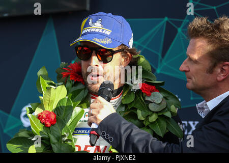 Toyota Racing Gazoo Fernando Alonso è intervistato da Allan McNish dopo il FIA World Endurance Championship 6 Ore di Silverstone Foto Stock