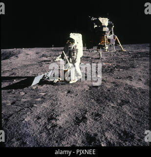 La luna - (file) -- Apollo 11 astronauta Edwin Aldrin la distribuzione dei primi Apollo esperimenti scientifici (Pacchetto EASEP), domenica 20 luglio, 1969. Il pacchetto consiste di un sismometrica sul terreno di fronte Aldrin alimentato da un pannello solare a sinistra. L'asta bianca fuoriescono dalla parte superiore del quadro della strumentazione sia l'antenna per inviare i risultati torna a terra. Parzialmente nascosto dietro Aldrin della mano destra è il laser ranging retroriflettore. Credito: la NASA via CNP /MediaPunch Foto Stock