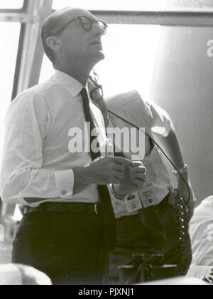 Cape Canaveral, FL - (file) -- Il Dottor George E. Mueller, associare amministratore per un volo spaziale umano, NASA, segue i progressi della missione Apollo 11. Questa foto è stata presa il 16 luglio 1969 con il lancio di centro di controllo presso il Spaceport il mattino del lancio. Credito: la NASA via CNP /MediaPunch Foto Stock