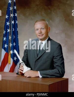 Houston, TX - File foto -- precoce ritratto di Neil A. Armstrong, comandante della missione Apollo 11 atterraggio lunare missione prese nel 1964. Apollo 11 era Armstrong secondo e ultimo viaggio nello spazio. In precedenza ha comandato la Gemini 8 missione il 16 marzo 1966. Tale missione ha eseguito il primo successo di docking di due veicoli nello spazio. Apollo 11 ha lanciato il 16 luglio 1969. Il 20 luglio 1969 Armstrong divenne il primo uomo a mettere piede sulla Luna. Credito: la NASA via CNP /MediaPunch Foto Stock