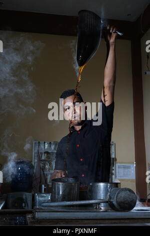 Il processo tradizionale di Aceh caffè da barista a livello locale Coffee Shop Foto Stock