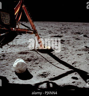 La luna - (file) -- astronauta Neil Armstrong prima foto dopo aver impostato il piede sulla Luna, Domenica, 20 luglio 1969. Credito: la NASA via CNP /MediaPunch Foto Stock