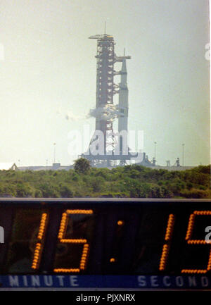 Il Saturn V SA-506 di veicoli di lancio con l' Apollo 11 astronauti e attrezzature di bordo, è raffigurato quindici minuti e quindici secondi prima di lift-off da complessi di lancio 39A presso il Kennedy Space Center di Cape Canaveral, in Florida Mercoledì, 16 luglio 1969. Si avvierà la prima missione con equipaggio di terra sulla LUNA. Credito: Ron Sachs / CNP /MediaPunch Foto Stock