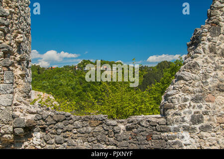 Pareti in rovina del vecchio abbandonato fortezza medievale Samobor, Croazia Foto Stock