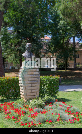 Busto di Nikola Tesla nella città di Pola, Croazia Foto Stock
