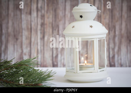 Lanterna con candela su uno sfondo di legno Foto Stock