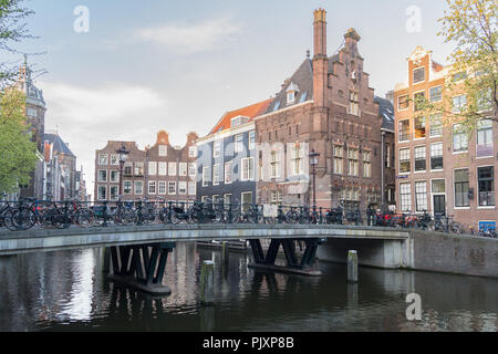 AMSTERDAM, PAESI BASSI - Maggio 2015: barche sul canale di Amsterdam, la capitale dei Paesi Bassi nel maggio 2015 Foto Stock