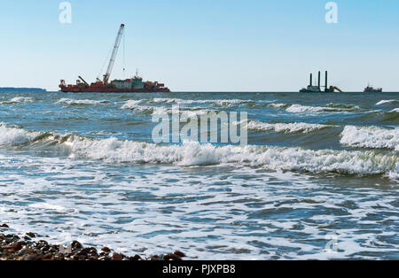 Marine piattaforma petrolifera, impianto di perforazione oil rig in mare, di una piattaforma di perforazione in mare, pozzi petroliferi offshore Foto Stock