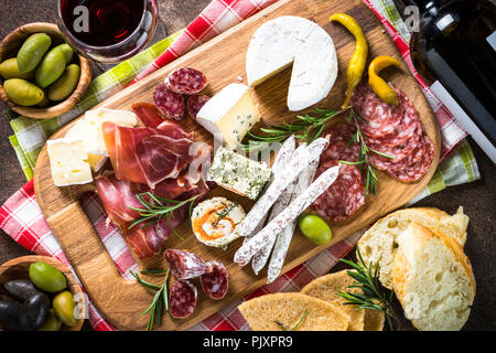 Antipasto - affettati, prosciutto, salame, formaggio, olive, ciabatta sulla tavola di legno. Vista dall'alto. Foto Stock