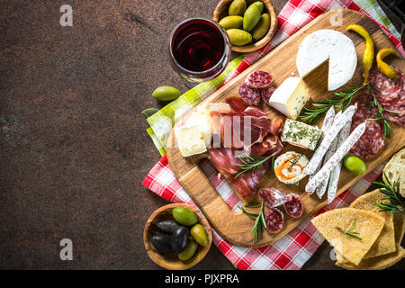 Antipasto - affettati, prosciutto, salame, formaggio, olive, ciabatta sulla tavola di legno al tavolo di pietra. Vista dall'alto uno spazio di copia. Foto Stock