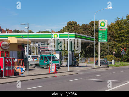 Zurigo, Svizzera - 5 October, 2017: BP Filling Station su Mythenquai Street nella città di Zurigo. BP plc (ex British Petroleum Company p Foto Stock