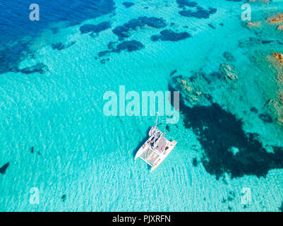 Drone vista aerea di catamarano barca a vela in arcipelago della Maddalena, Sardegna, Italia. Foto Stock