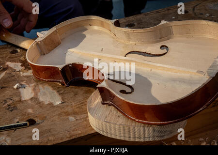 Un maestro fa un musical violino come strumento Foto Stock