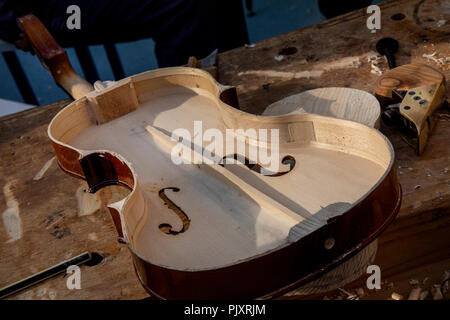 Un maestro fa un musical violino come strumento Foto Stock