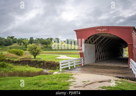 La storica Hogback ponte coperto, Madison County, Iowa, USA Foto Stock