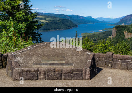 Punto Chanticleer, Portland donna Forum, si affacciano sul Columbia River Gorge su una bella giornata, Oregon, Stati Uniti d'America. Foto Stock