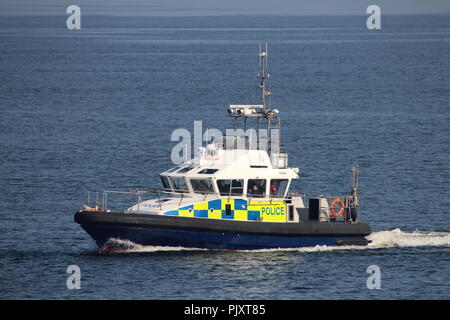 MDP Gigha, un'isola-class lancio gestito dal Ministero della Difesa di polizia, sulla scorta e compiti di vigilanza durante l'esercizio comune della Warrior 15-1. Foto Stock