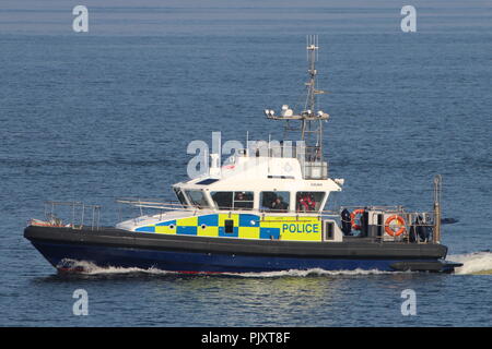 MDP Gigha, un'isola-class lancio gestito dal Ministero della Difesa di polizia, sulla scorta e compiti di vigilanza durante l'esercizio comune della Warrior 15-1. Foto Stock