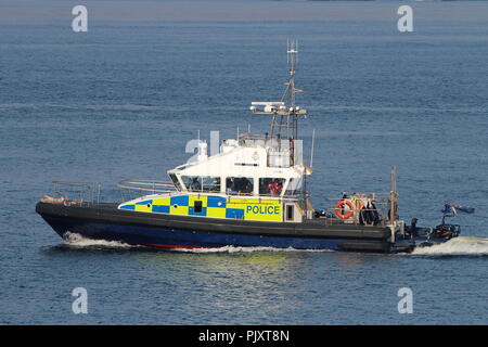 MDP Gigha, un'isola-class lancio gestito dal Ministero della Difesa di polizia, sulla scorta e compiti di vigilanza durante l'esercizio comune della Warrior 15-1. Foto Stock