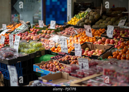 Cardiff, Regno Unito. Settembre 2018. Scatole di frutta fresca in attesa di essere venduto dalle città di frutta fresca venditore ambulante. Foto Stock