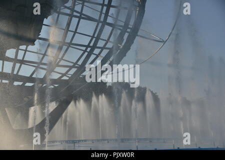 Unisfera è una forma sferica in acciaio inox rappresentazione della terra, situato in Flushing Meadows-Corona Park nel quartiere di Queens, a New York City Foto Stock