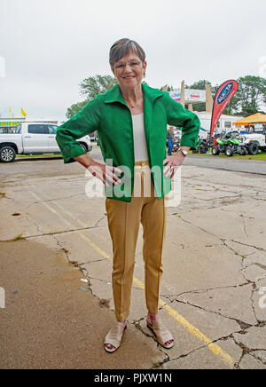 Hutchinson Kansas, USA, 8 settembre 2018 candidato democratico stato senatore Laura Kelly pause dietro le quinte prima di iniziare il dibattito Foto Stock