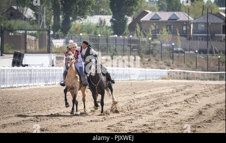 Il lago di Issyk-Kul, Kurgyzstan, 6 Settembre 2018: Gioco di Kuz Kuu dove guy esigenze per la cattura di una Signora su un cavallo e darle un bacio Foto Stock