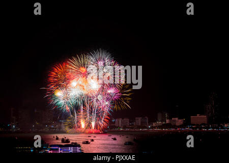Fuochi d'artificio esplorato oltre il paesaggio urbano di notte nel porto di mare a Pattaya.vacanza festosa celebrazione sfondo Foto Stock