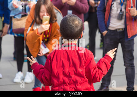 XIAN, Cina - 10 Marzo 2018 - turistici cinesi boy in posa per una fotografia tenuto da sua mamma in Xian in Cina il 10 marzo 2018 Foto Stock