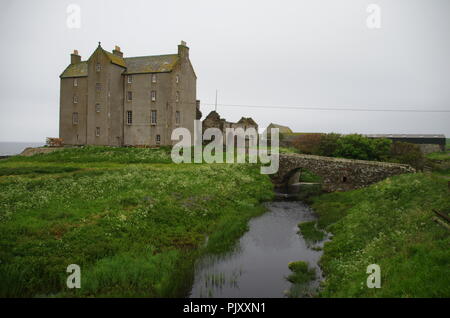 Freswick Castello. Freswick Bay. Freswick. John O' semole (Duncansby head) in terre fine. Cornwall. Da estremità a estremità trail. Caithness. La Scozia. Regno Unito Foto Stock