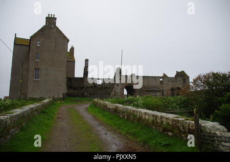 Freswick Castello. Freswick Bay. Freswick. John O' semole (Duncansby head) in terre fine. Cornwall. Da estremità a estremità trail. Caithness. La Scozia. Regno Unito Foto Stock