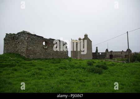 Freswick Castello. Freswick Bay. Freswick. John O' semole (Duncansby head) in terre fine. Cornwall. Da estremità a estremità trail. Caithness. La Scozia. Regno Unito Foto Stock