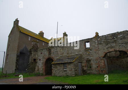 Freswick Castello. Freswick Bay. Freswick. John O' semole (Duncansby head) in terre fine. Cornwall. Da estremità a estremità trail. Caithness. La Scozia. Regno Unito Foto Stock