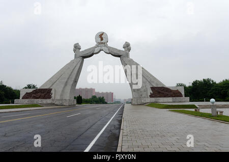 L'arco di riunificazione, Pyongyang, Corea del nord, nord e sud in possesso di una sfera con una mappa di un singolo paese oltre la riunificazione autostrada Foto Stock