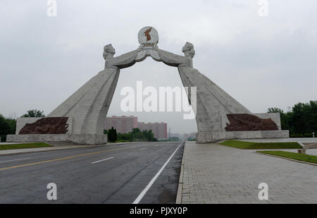 L'arco di riunificazione, Pyongyang, Corea del nord, nord e sud in possesso di una sfera con una mappa di un singolo paese oltre la riunificazione autostrada Foto Stock