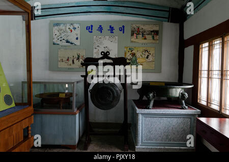 Mostra nel Museo Koryo, parte della Sungkyunkwan complesso universitario, Kaesong, Corea del Nord Foto Stock