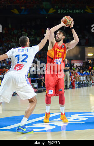 Marc Gasol (Spagna) punteggio contro Rudy Gobert (Francia). La pallacanestro di Coppa del Mondo 2014 Foto Stock