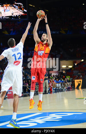 Marc Gasol (Spagna) punteggio contro Rudy Gobert (Francia). La pallacanestro di Coppa del Mondo 2014 Foto Stock