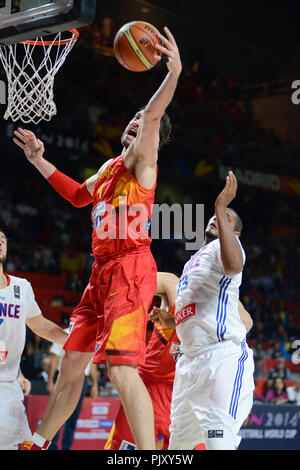 Pau Gasol (Spagna) rimbalzano contro la Francia. La pallacanestro di Coppa del Mondo 2014 Foto Stock