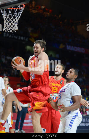 Pau Gasol (Spagna) rimbalzano contro la Francia. La pallacanestro di Coppa del Mondo 2014 Foto Stock