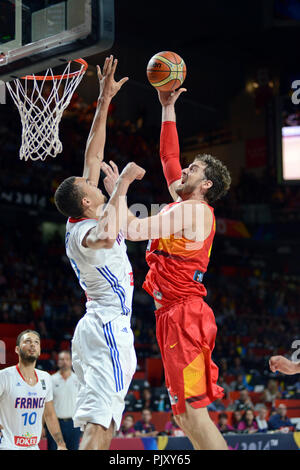 Pau Gasol (Spagna) punteggio contro Rudy Gobert (Francia). La pallacanestro di Coppa del Mondo 2014 Foto Stock