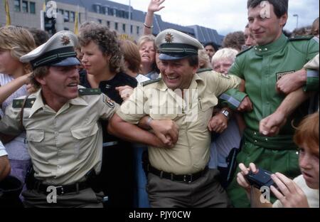 Polizsiten halten die Fans zurück die auf Thomas Anders, Sänger der Band 'Moderne parlando", nach der Hochzeit mit Nora divertendo vor der Herz-Jesu-Kirche di Coblenza warten, Deutschland 1985. Poliziotti tenere indietro i fan della cantante della band 'Moderne parlando", Thomas Anders, dopo il suo matrimonio con Nora divertendo davanti Herz Jesu chiesa di Coblenza, Germania 1985. | Utilizzo di tutto il mondo Foto Stock