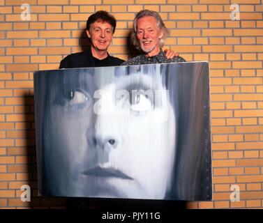 Klaus Voormann (rechts), deutscher Musiker und Grafiker, mit Paul McCartney a Böblingen, Deutschland 1999. Musicista tedesco e artista grafico Klaus Voormann (destra) e Paul McCartney a Böblingen, Germania 1999. | Utilizzo di tutto il mondo Foto Stock