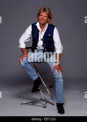 Matthias Reim, deutscher Rock, Pop- und Schlagersänger, bei einem Fotoshoot in München, Deutschland 1994. Il tedesco rock, pop e schlager cantante Matthias Reim durante un tiro di foto a Monaco di Baviera, Germania 1994. | Utilizzo di tutto il mondo Foto Stock
