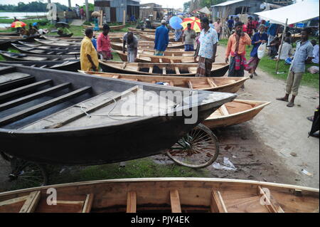 Barca maker visualizzare la barca di legno per la vendita al mercato Kaikkarateke , Narayanganj distretto in Bangladesh. Il 21 giugno 2015 barca maker in settimanale " Foto Stock