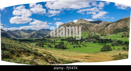 Pastorale scena panoramica in grande Langdale del Lake District inglese Foto Stock